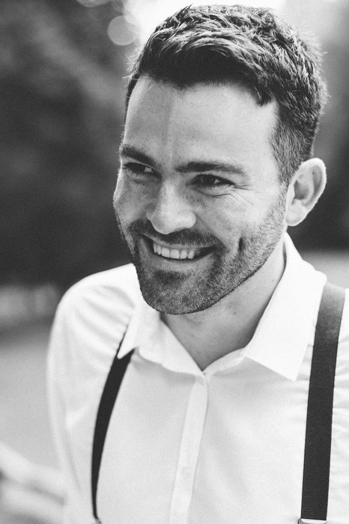 Martin redet - Ariane fotografiert. Bei Eurer Freien Trauung.