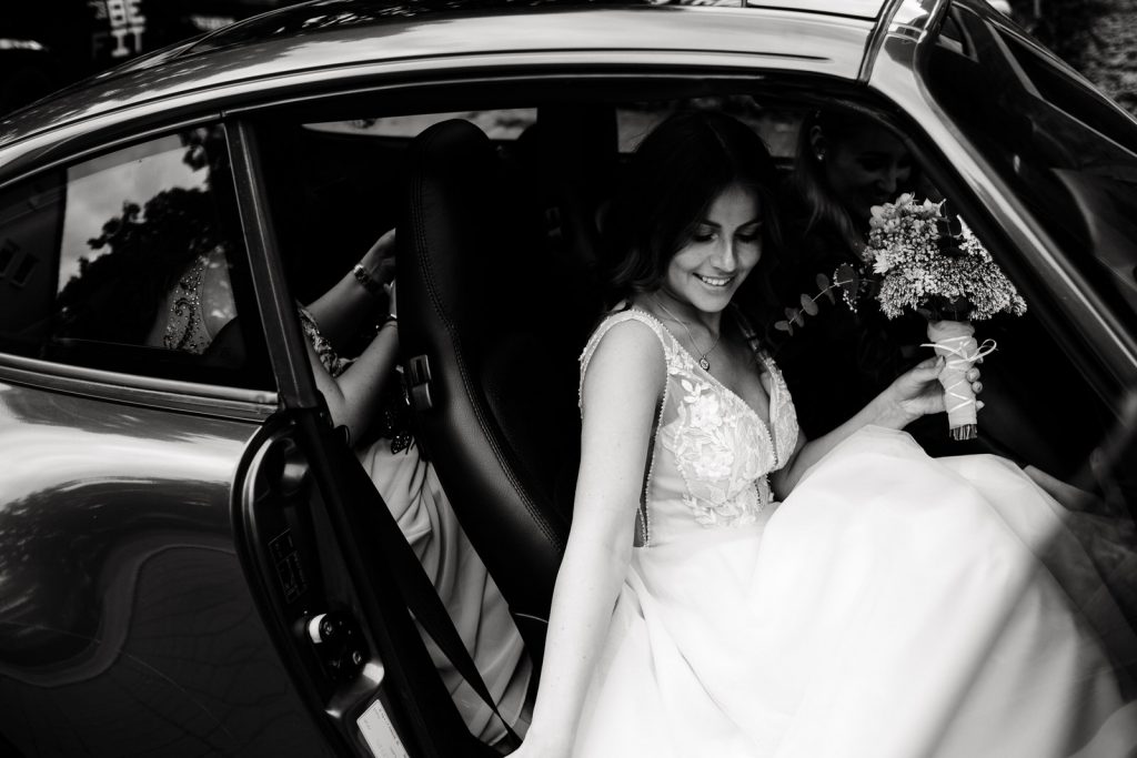 Hochzeitsfotograf auf dem Weg zur Trauung in der Hafenkäserei