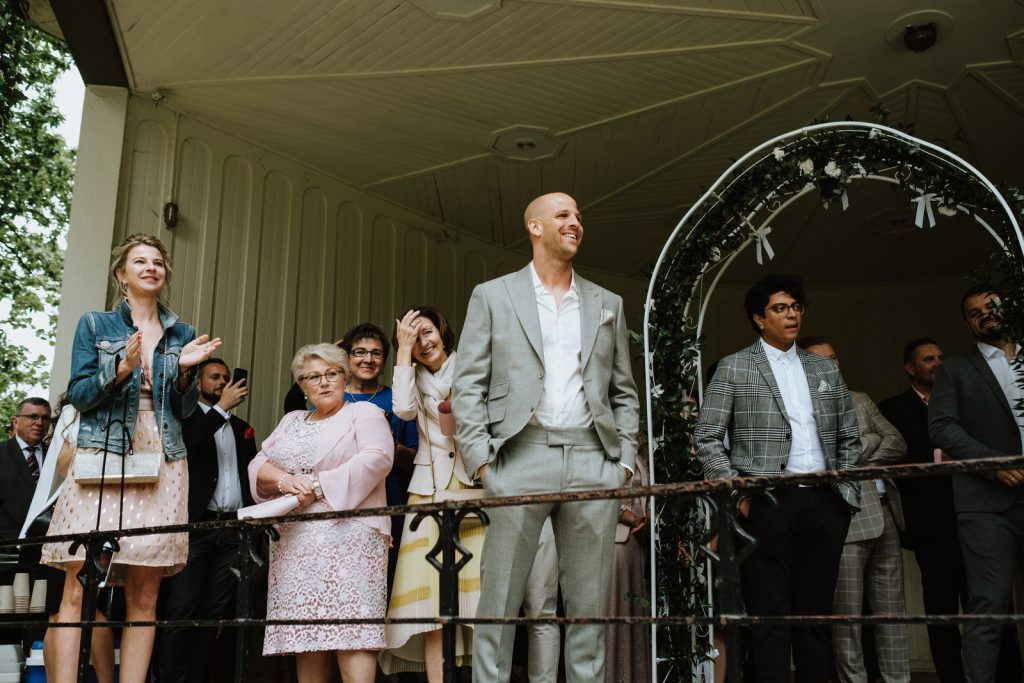 Bräutigam wartet auf Braut freie Trauung im Pavillon Schlossgarten in Münster