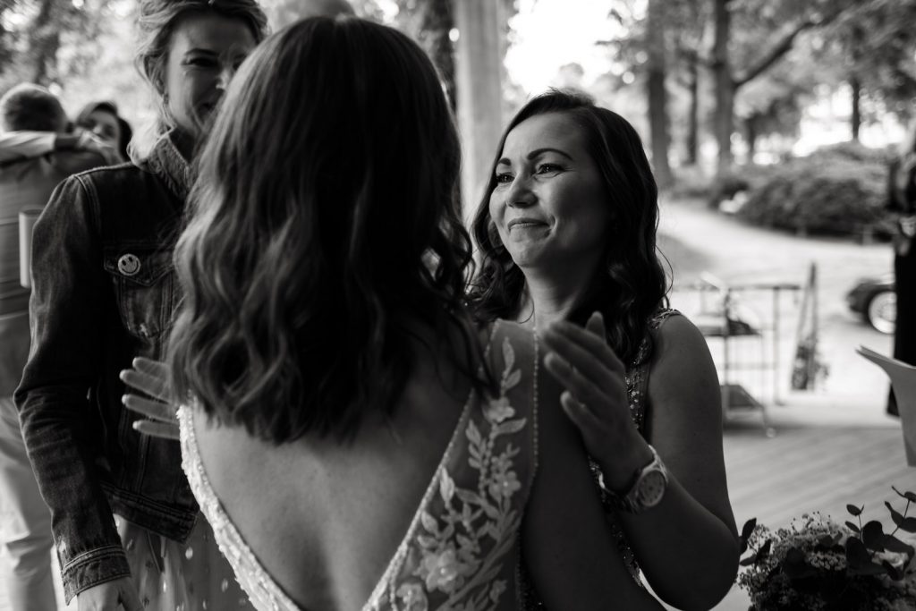 Gratulation nach der freien Trauung i m Schlossgarten