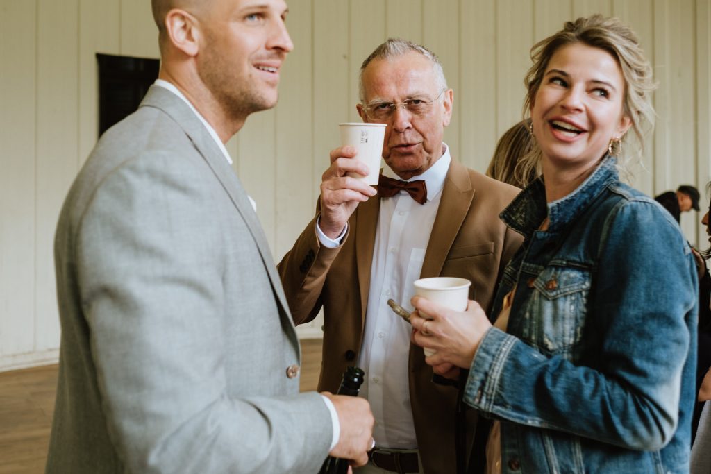 Gratulation nach der freien Trauung im Schlossgarten