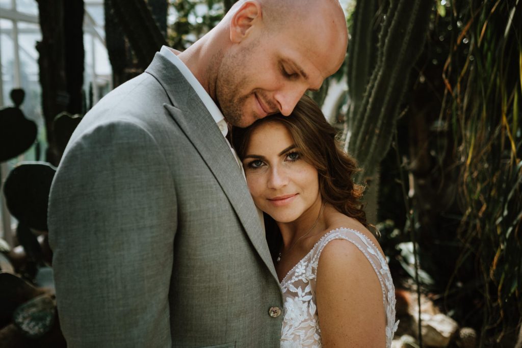Brautpaar beim Fotoshooting im botanischen garten in Münster