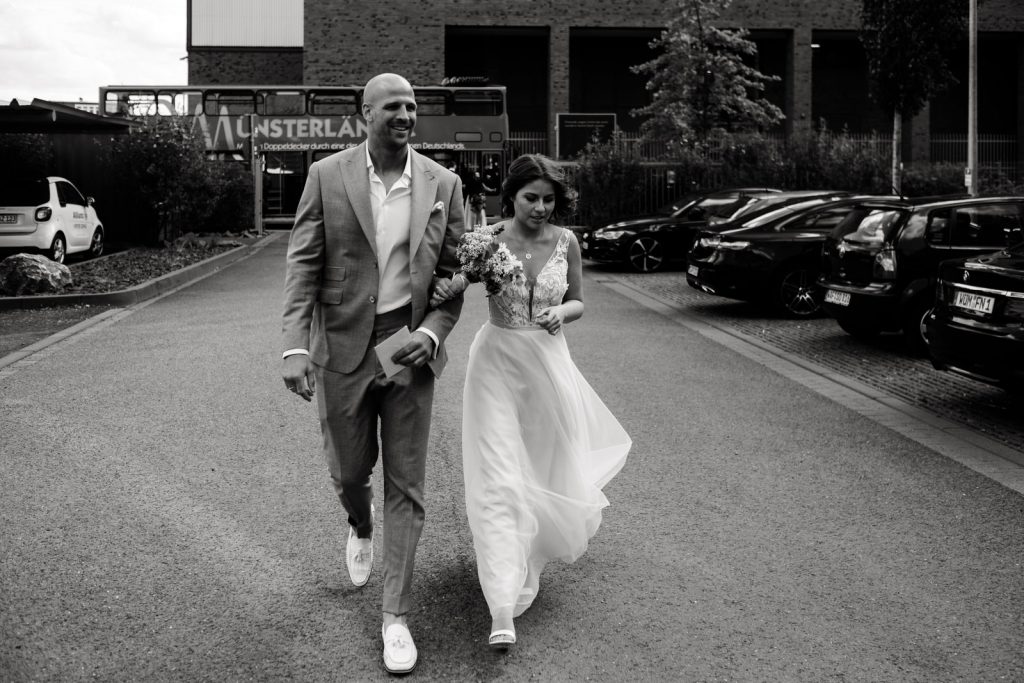 Auf dem Weg zur Hochzeit in der Hafenkäserei in Münster