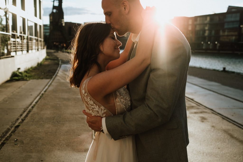 urbanes Paarshooting beim heiraten in der Hafenkäserei Münster